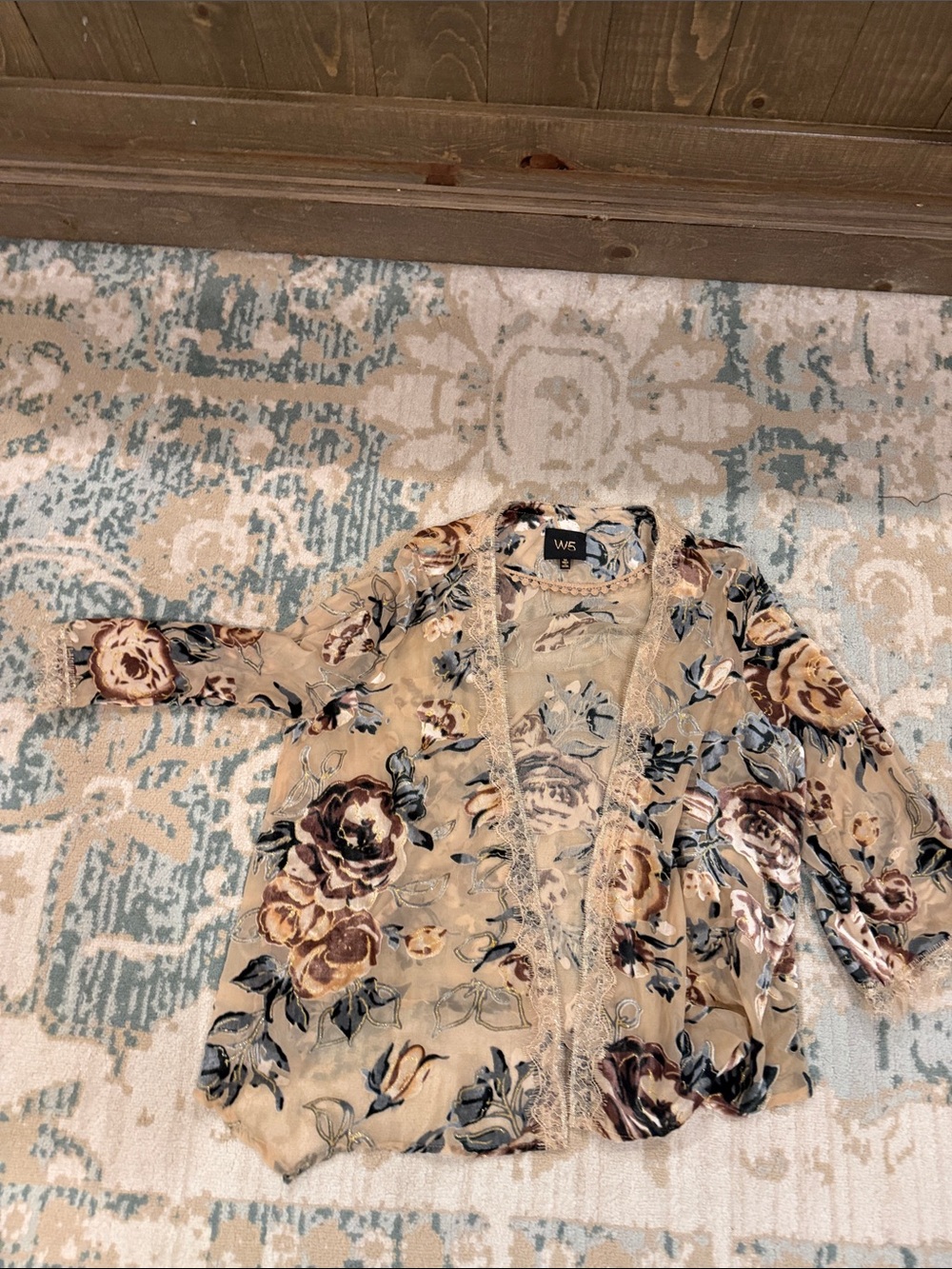 Gorgeous detailed W5 Beige Floral Lace-Edge Open-Front Jacket